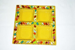 gelber quadratischer Teller mit 4 quadratisch angeordneten Vertiefungen